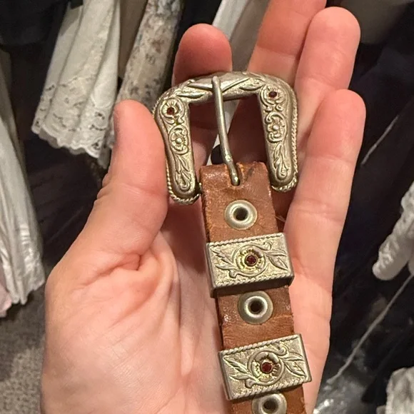 Vintage 100% tooled leather brown belt. Vintage western buckle with red gem - Picture 6 of 7